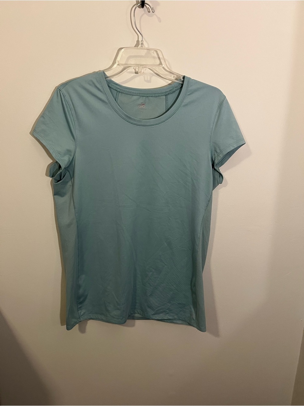 ALO Yoga Cool Fit Mesh Tee with Breathable Performance Fabric in Blue / Green